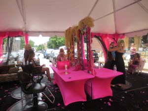 Step in the Glamour lounge for your Hon transformation!