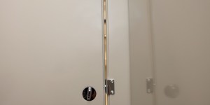 There are peek-through gaps (and Harry does peek!!)